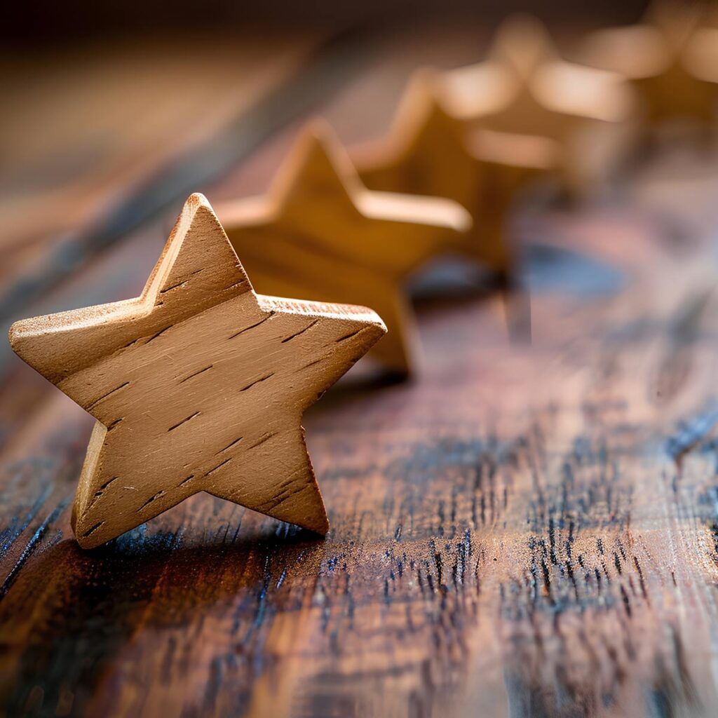 A wooden 5-star customer experience rating is displayed on a wooden table.